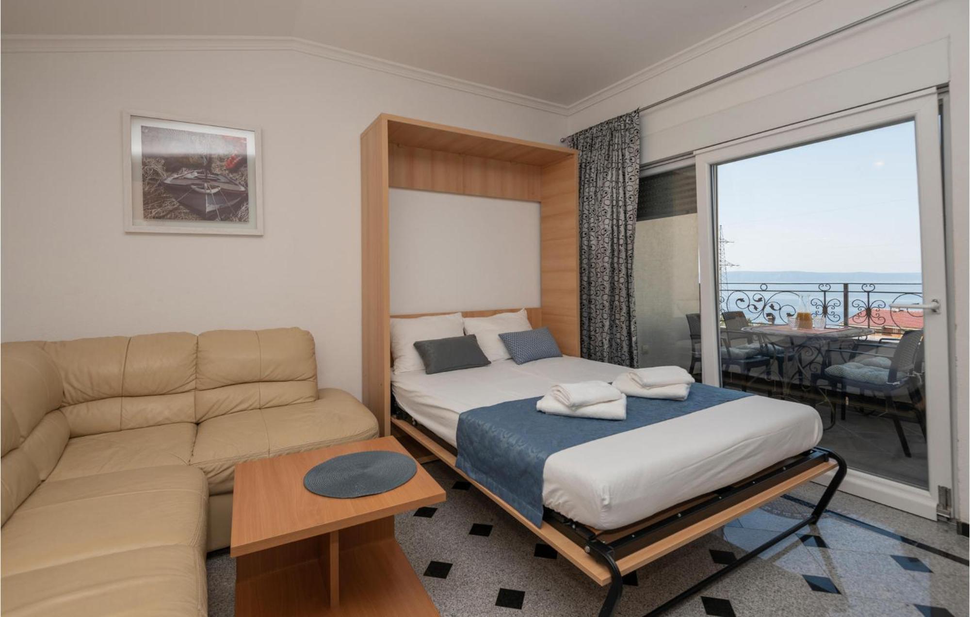 1 Bedroom Stunning Apartment In Makarska Bagian luar foto