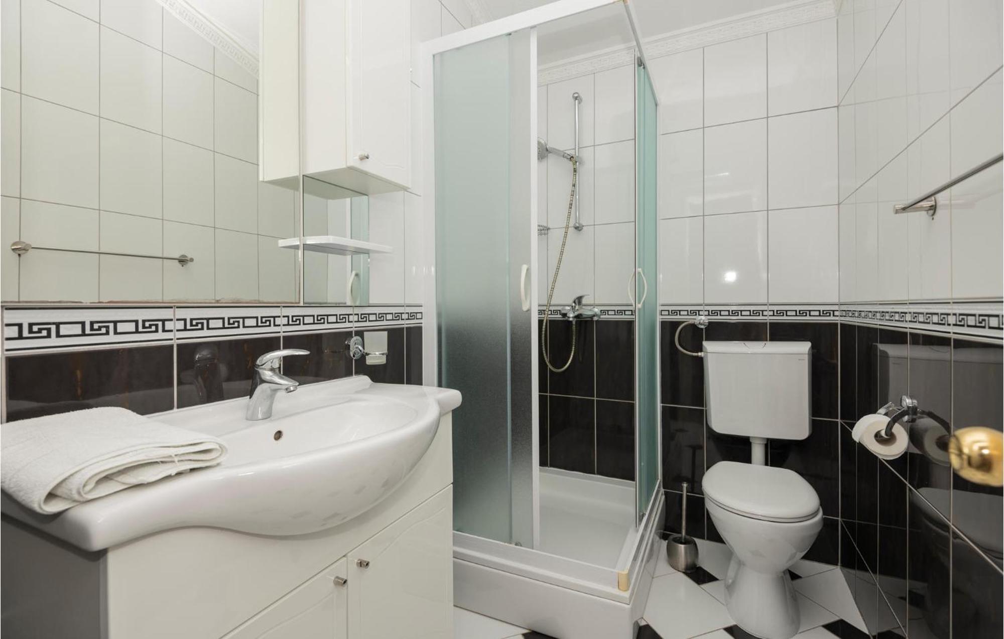 1 Bedroom Stunning Apartment In Makarska Bagian luar foto