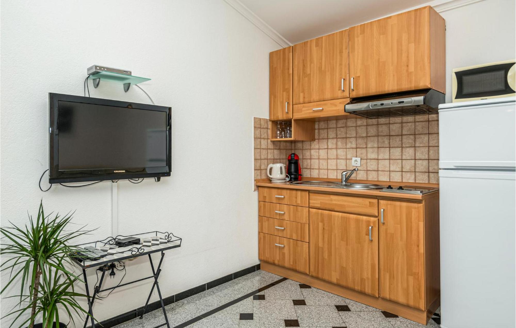 1 Bedroom Stunning Apartment In Makarska Bagian luar foto