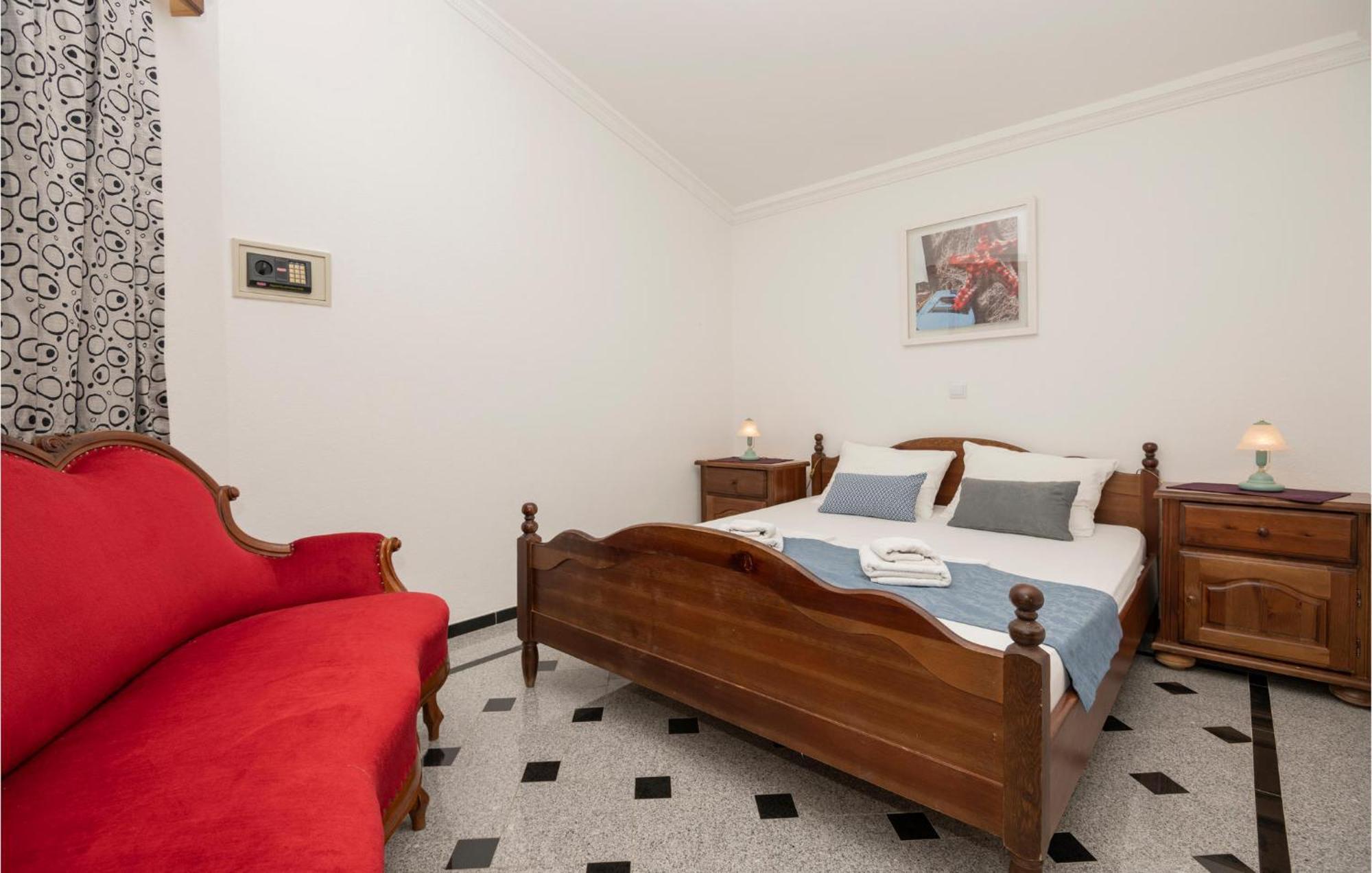 1 Bedroom Stunning Apartment In Makarska Bagian luar foto