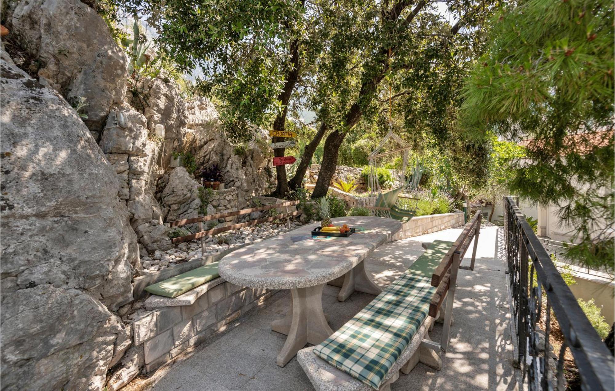 1 Bedroom Stunning Apartment In Makarska Bagian luar foto