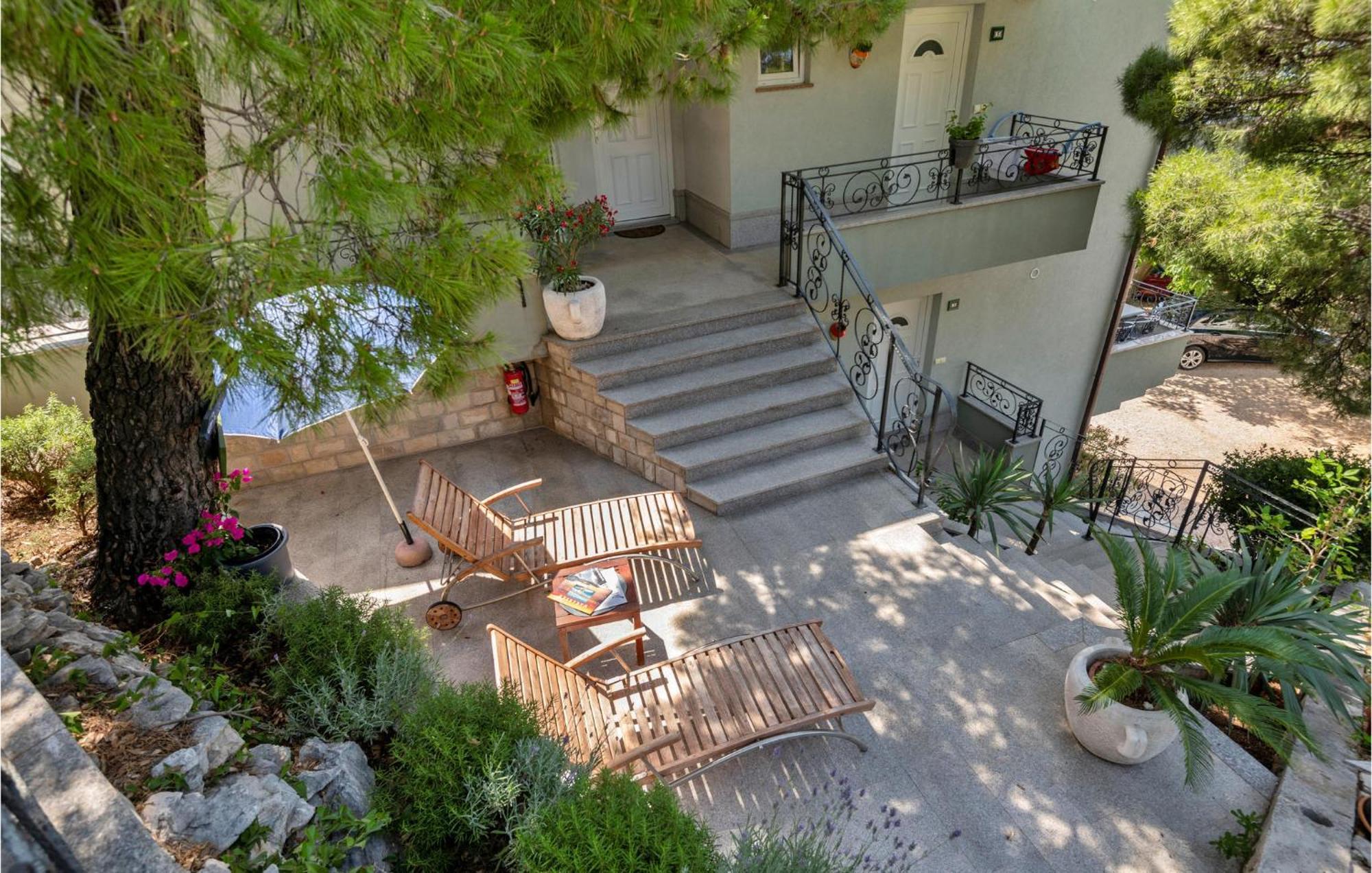 1 Bedroom Stunning Apartment In Makarska Bagian luar foto