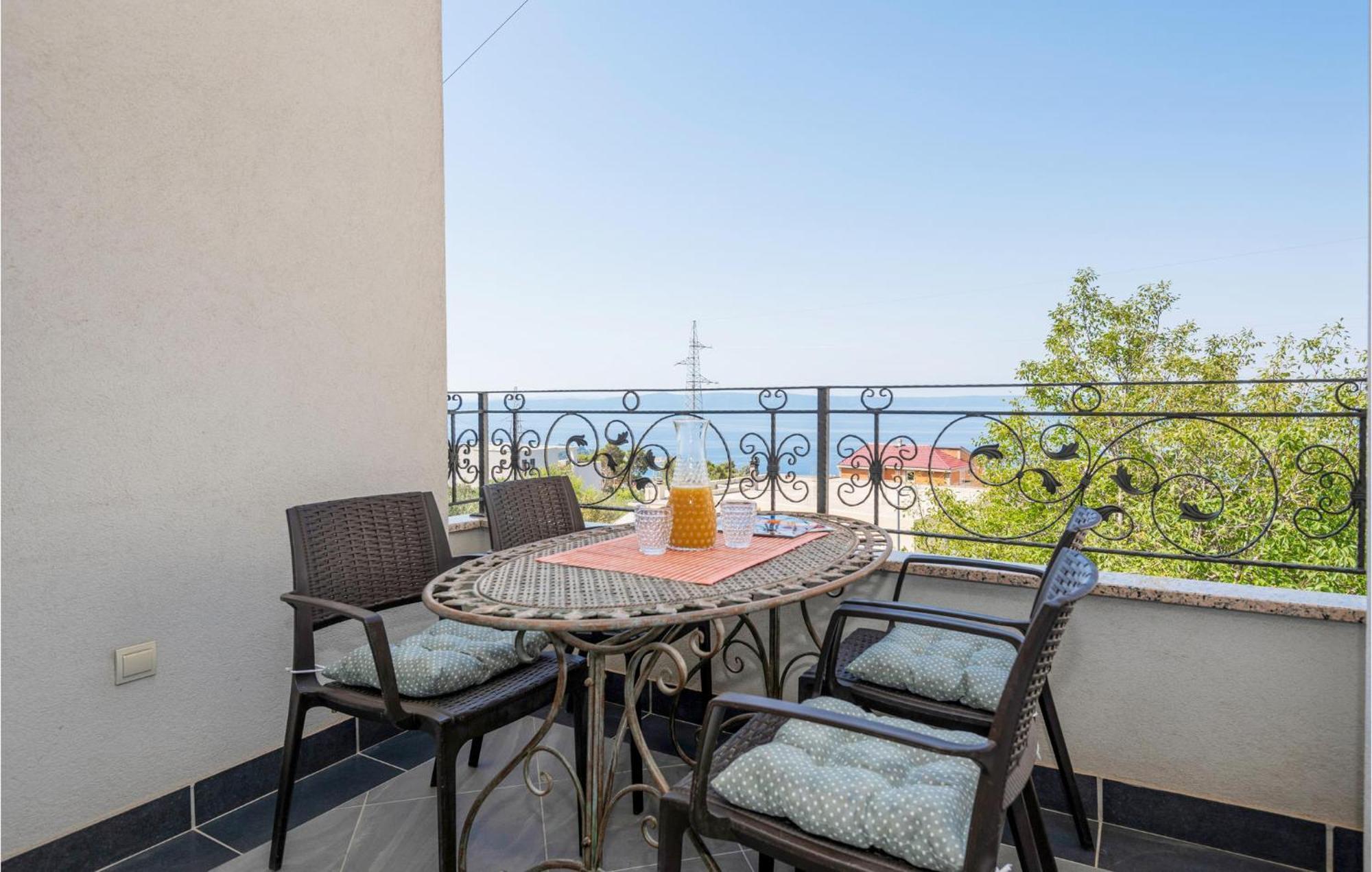 1 Bedroom Stunning Apartment In Makarska Bagian luar foto