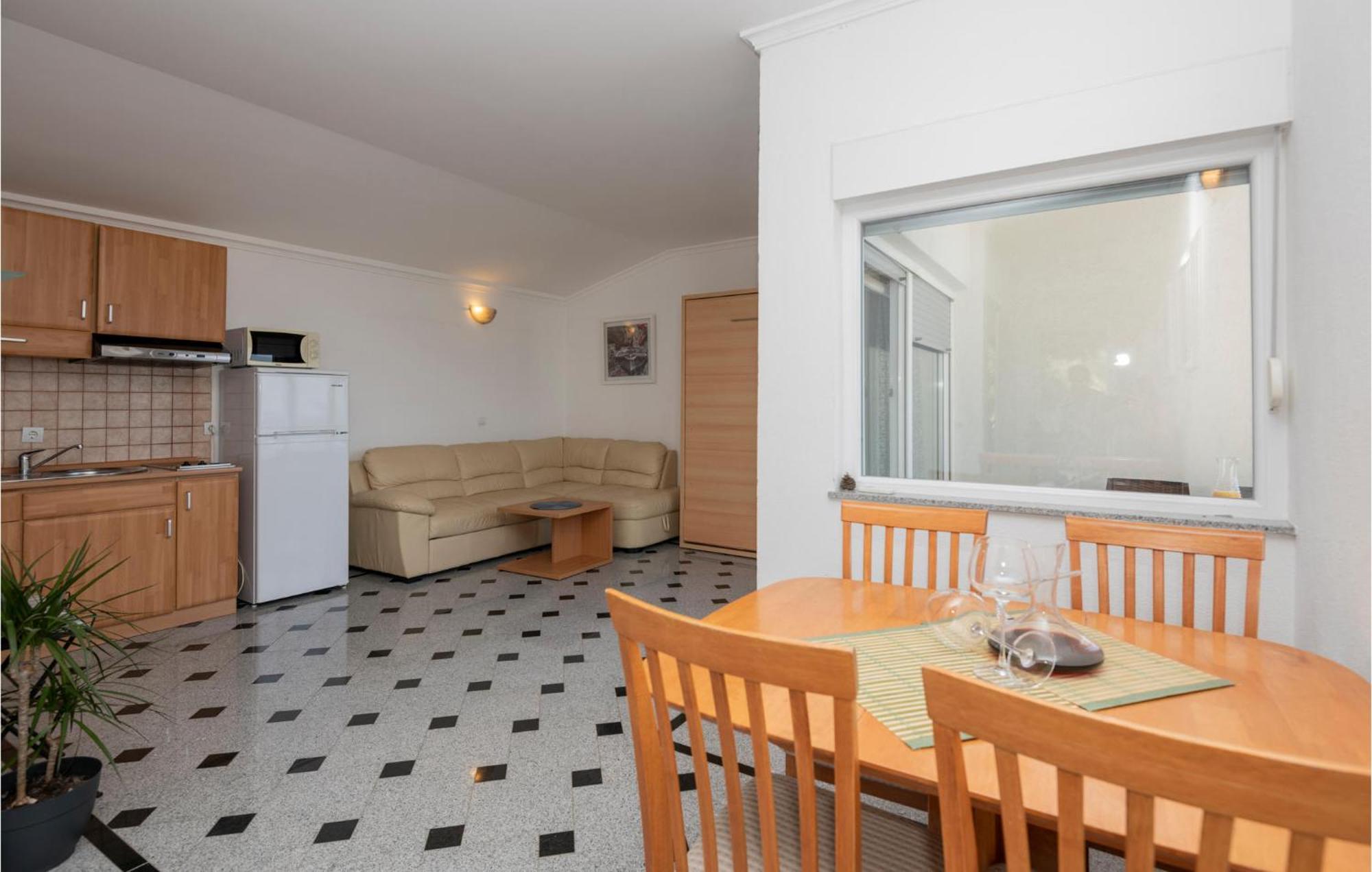 1 Bedroom Stunning Apartment In Makarska Bagian luar foto