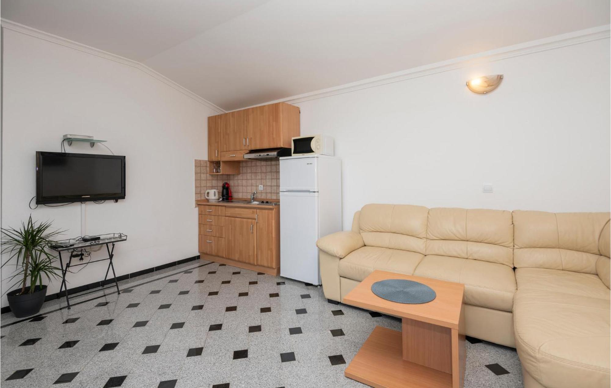 1 Bedroom Stunning Apartment In Makarska Bagian luar foto
