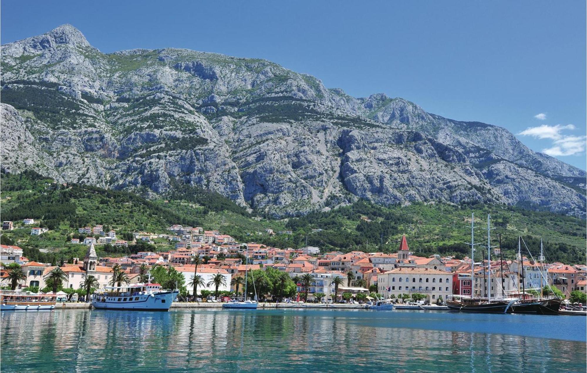 1 Bedroom Stunning Apartment In Makarska Bagian luar foto