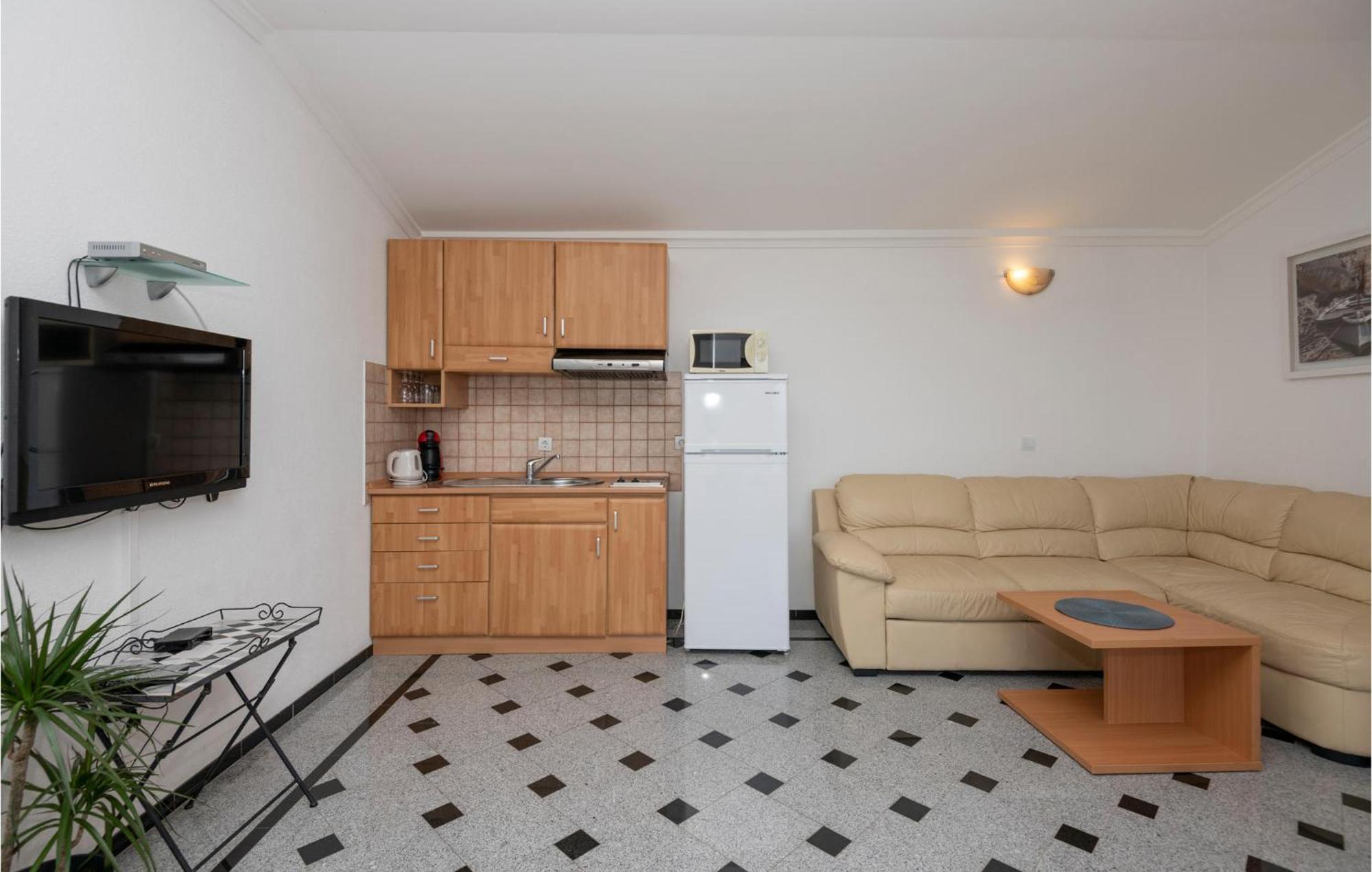 1 Bedroom Stunning Apartment In Makarska Bagian luar foto