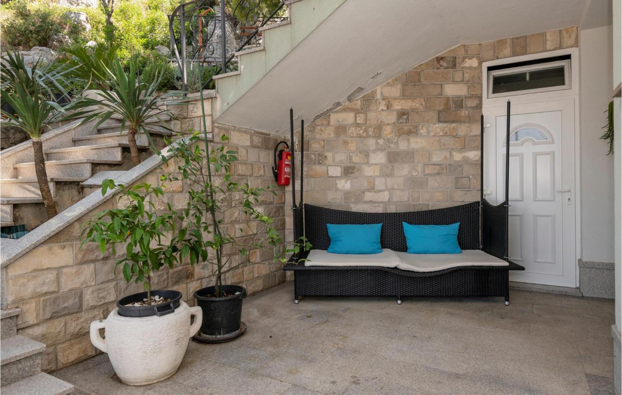 1 Bedroom Stunning Apartment In Makarska Bagian luar foto