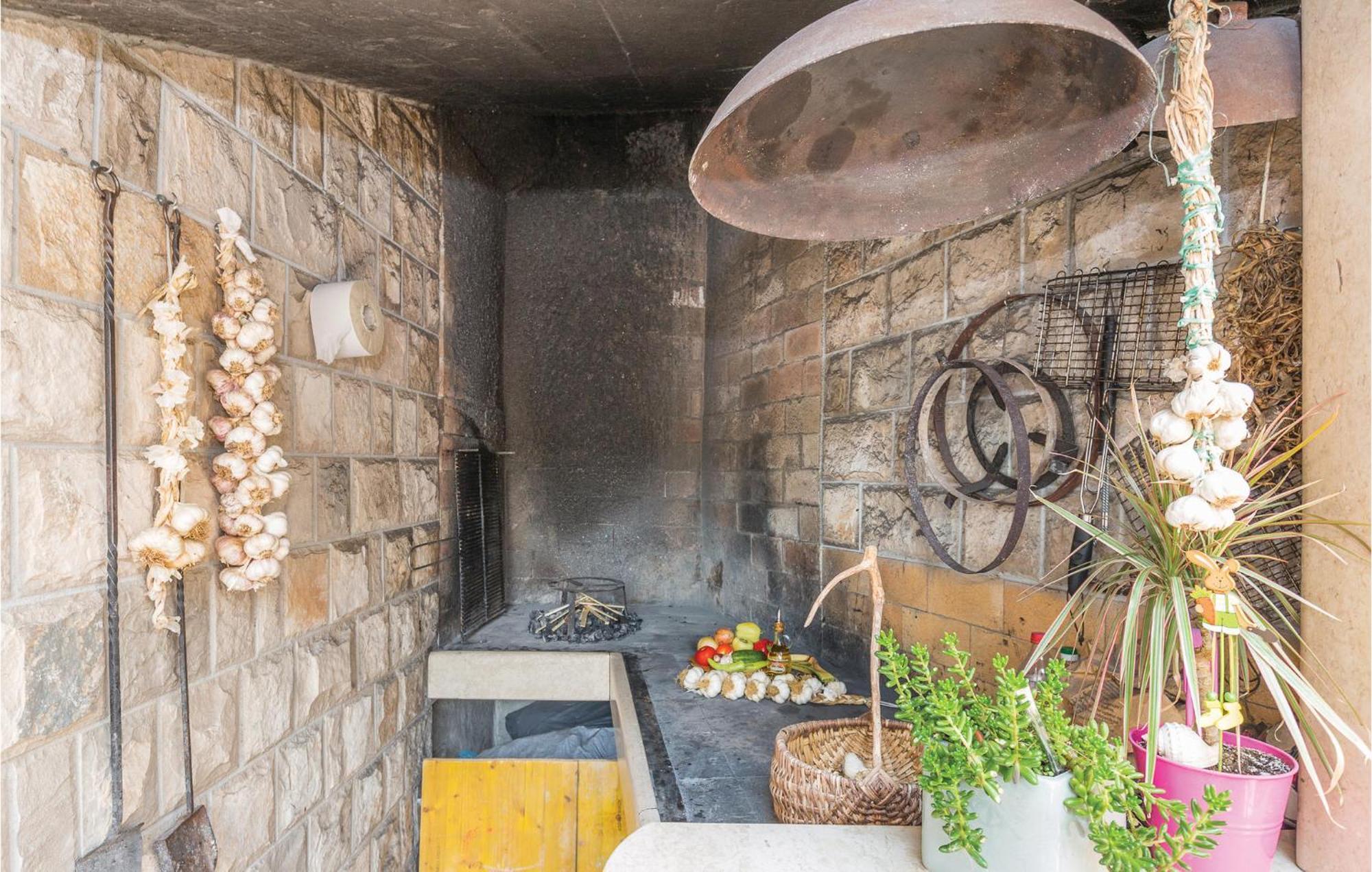 1 Bedroom Stunning Apartment In Makarska Bagian luar foto