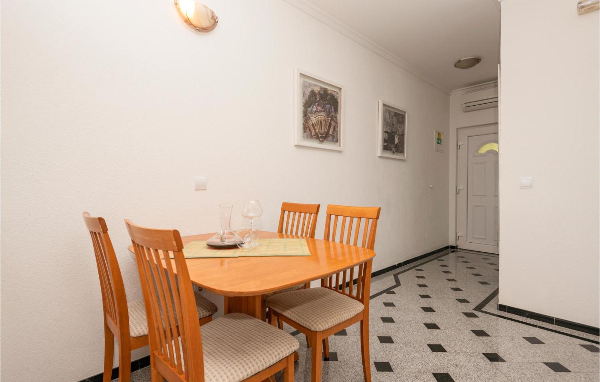 1 Bedroom Stunning Apartment In Makarska Bagian luar foto