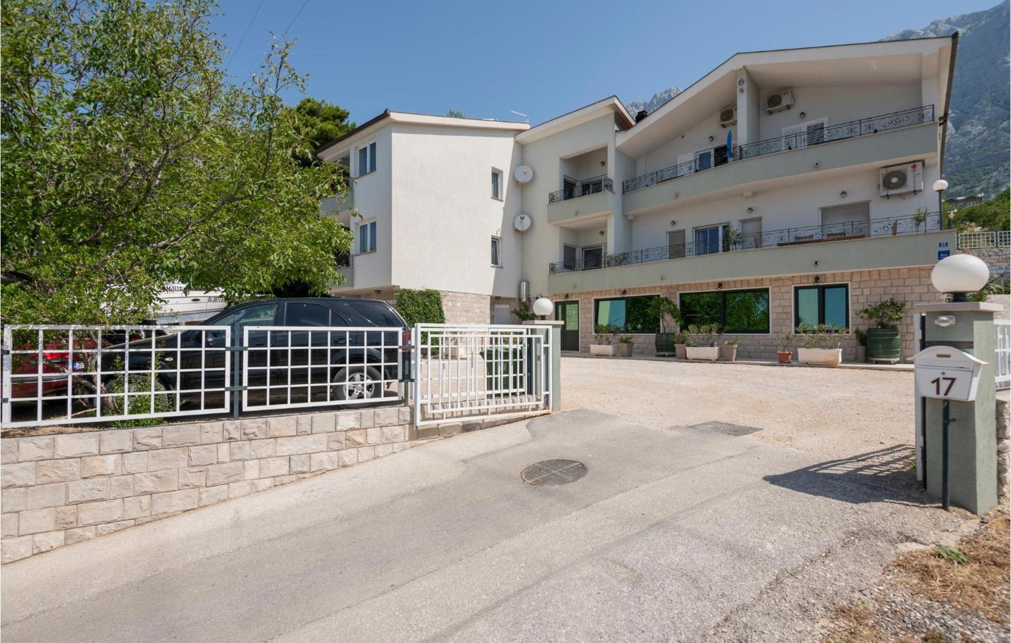 1 Bedroom Stunning Apartment In Makarska Bagian luar foto