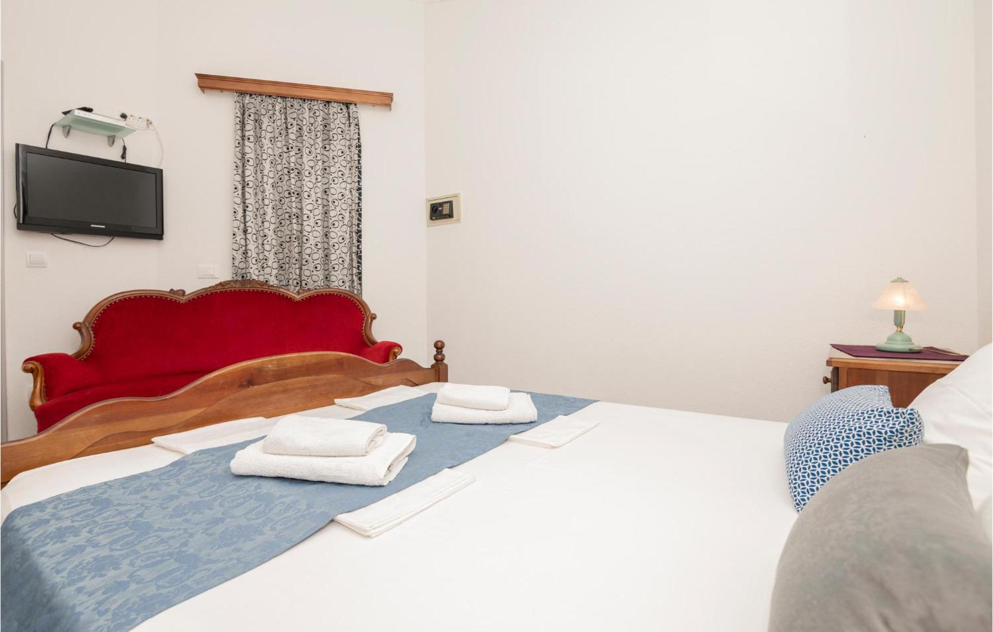 1 Bedroom Stunning Apartment In Makarska Bagian luar foto