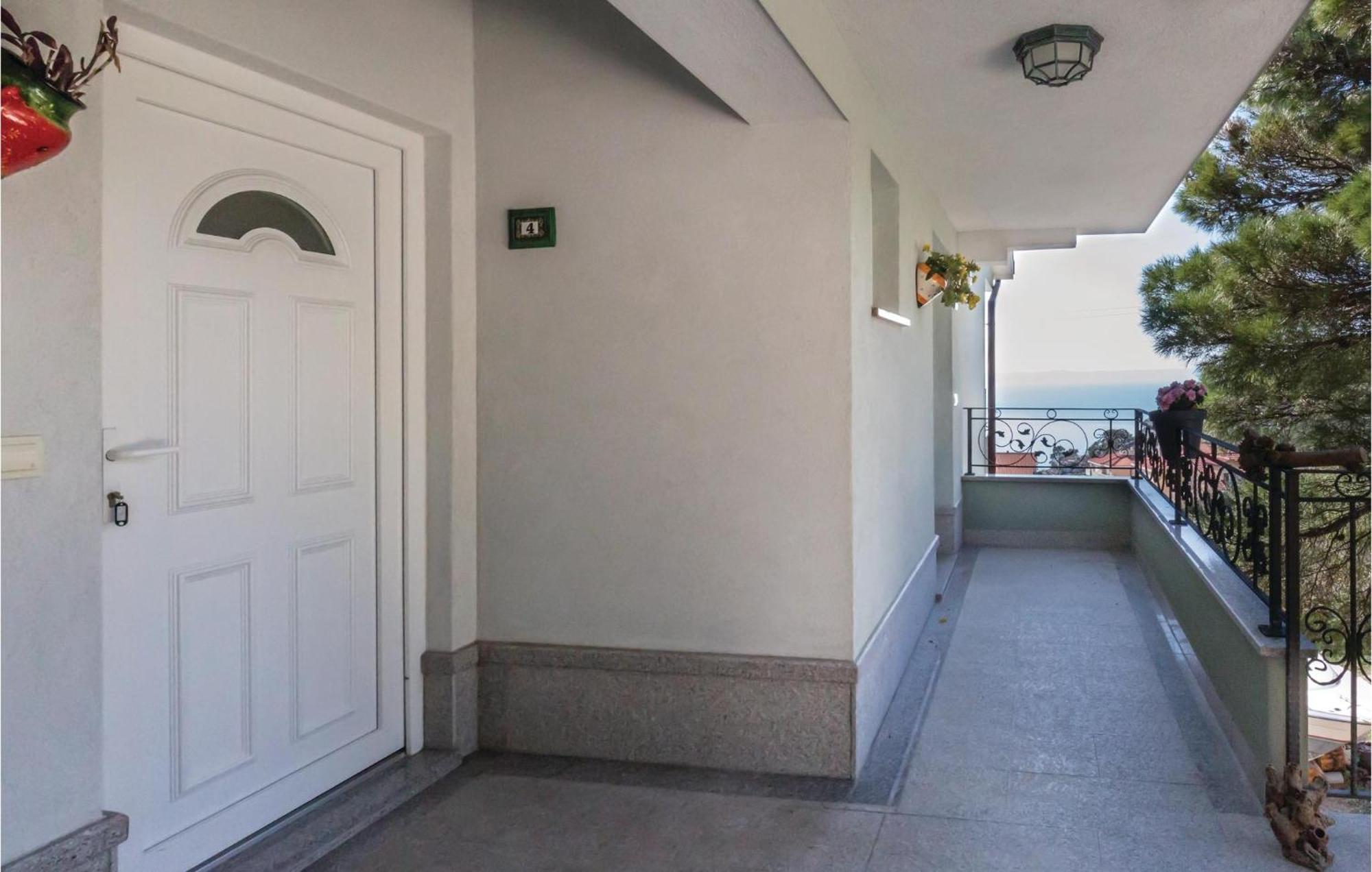 1 Bedroom Stunning Apartment In Makarska Bagian luar foto