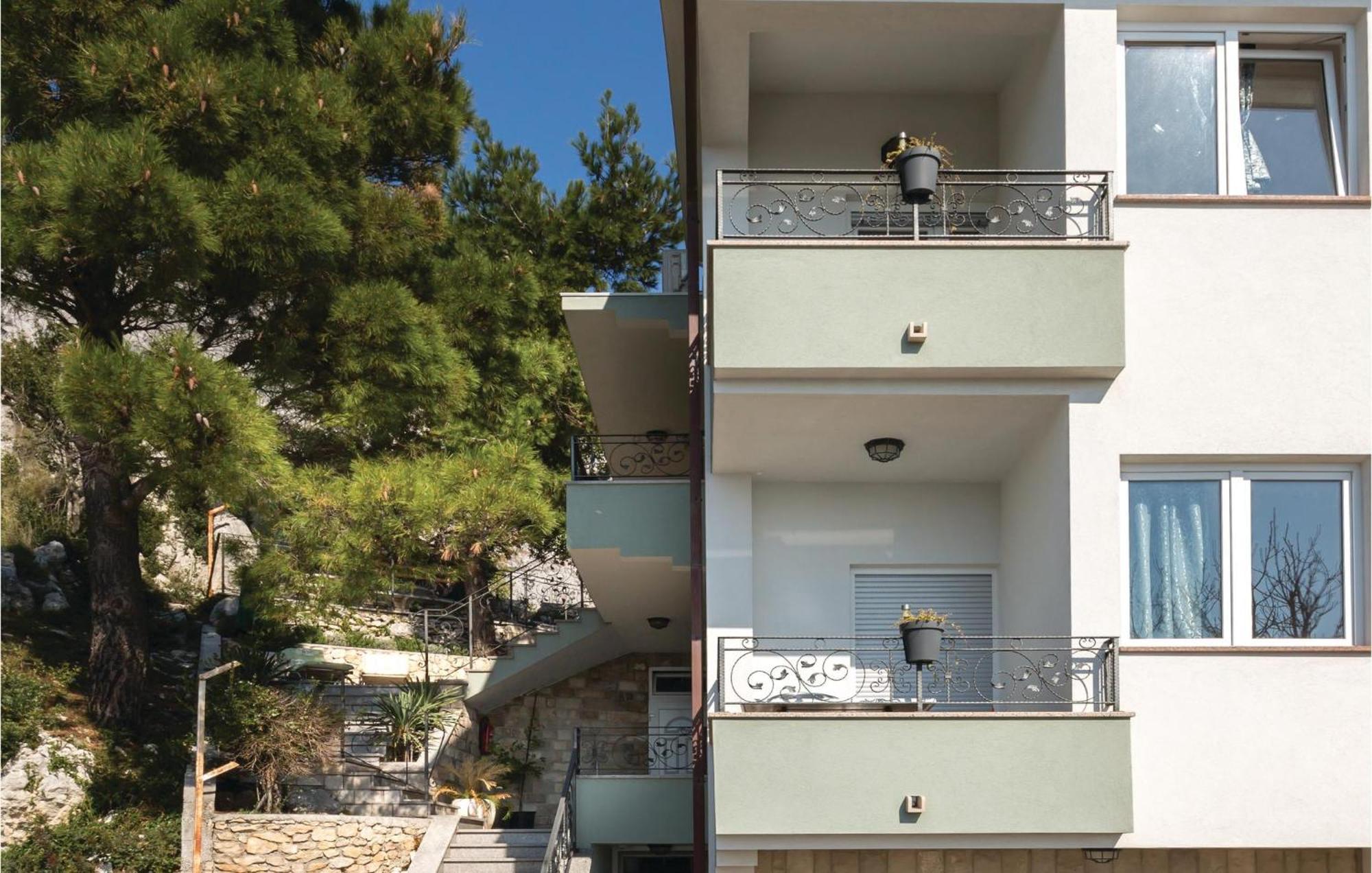1 Bedroom Stunning Apartment In Makarska Bagian luar foto