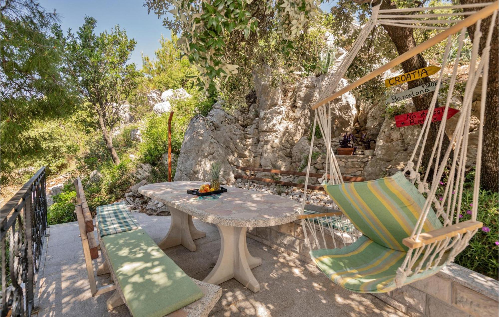 1 Bedroom Stunning Apartment In Makarska Bagian luar foto