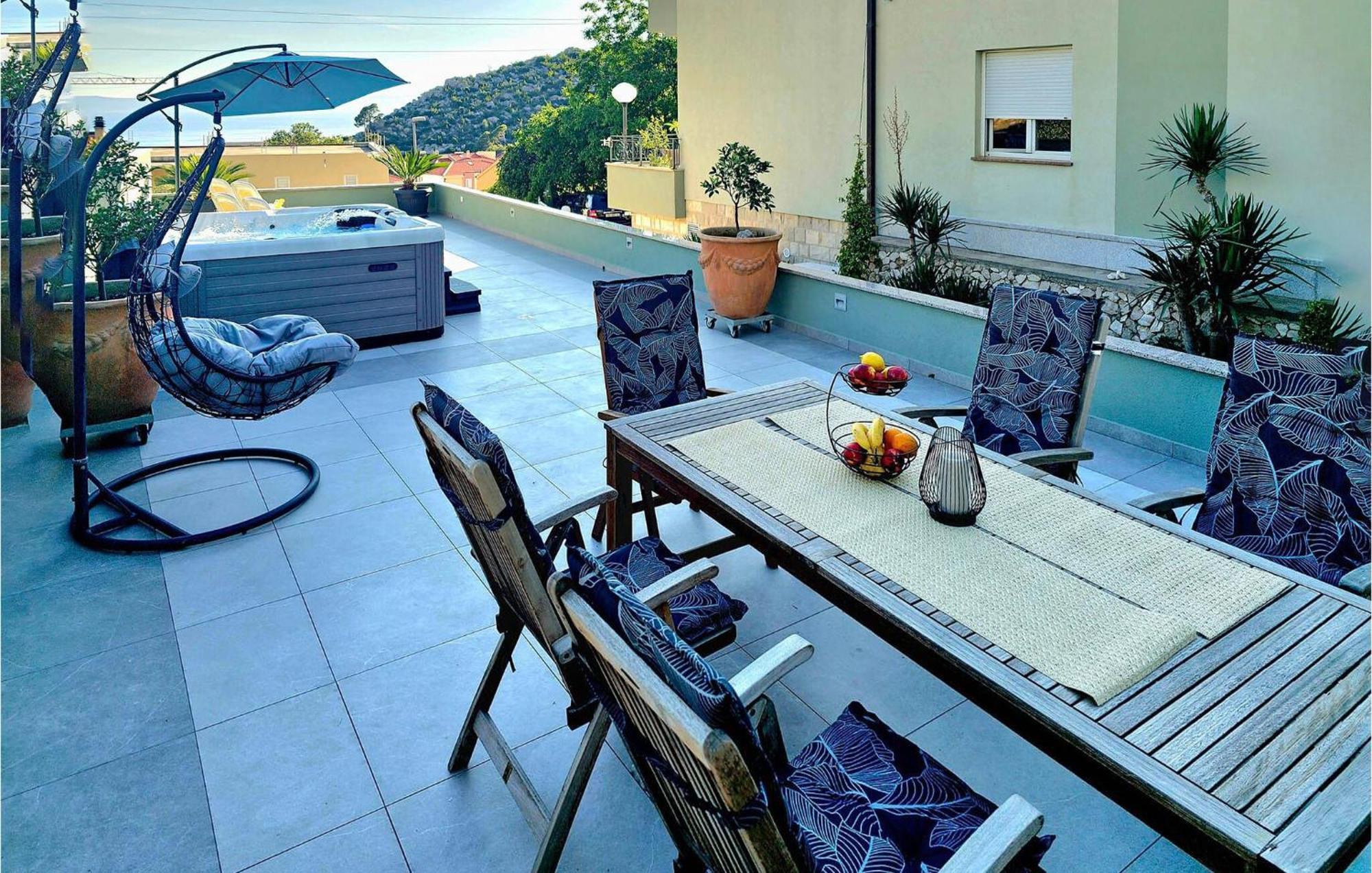1 Bedroom Stunning Apartment In Makarska Bagian luar foto