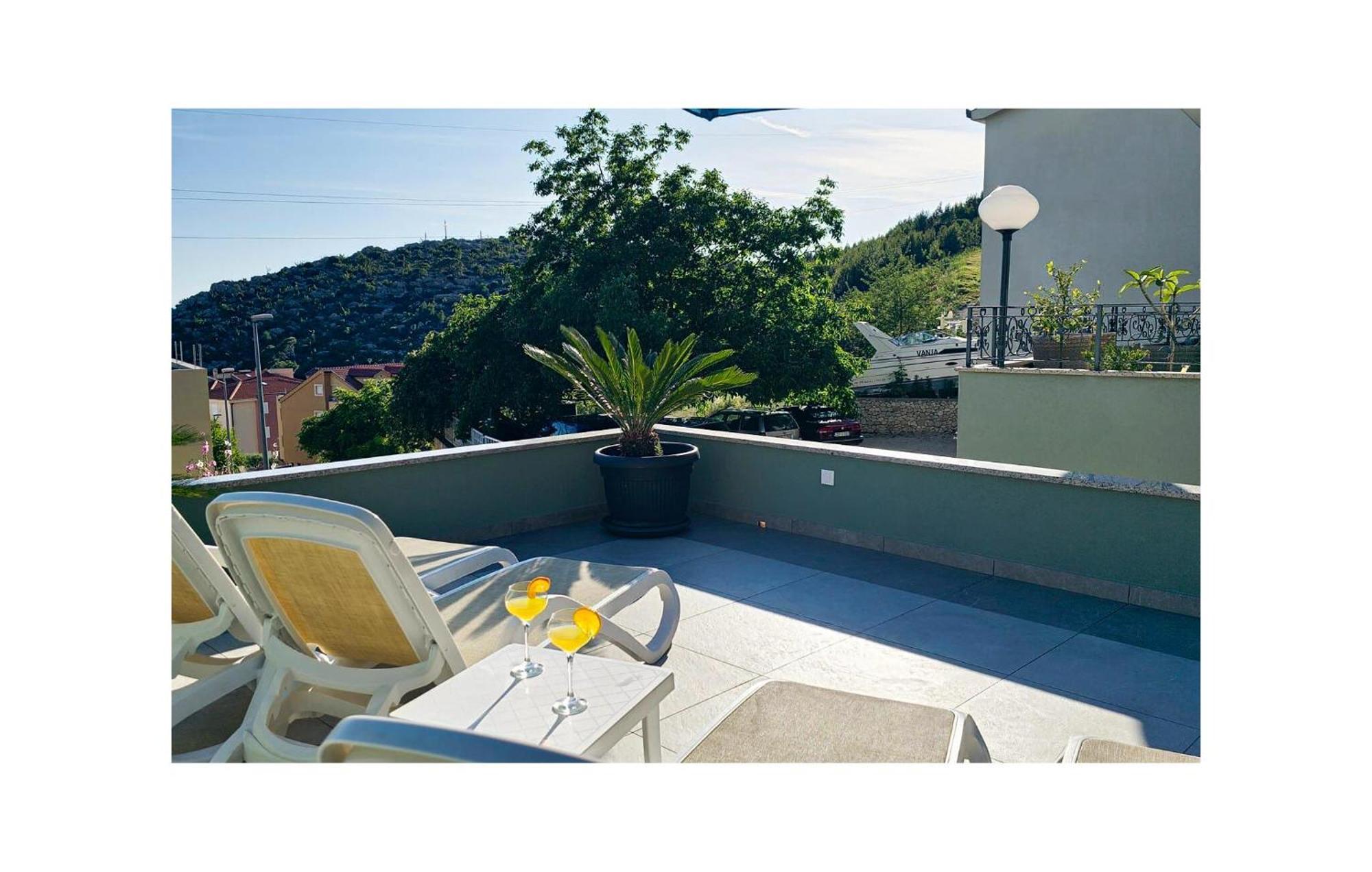 1 Bedroom Stunning Apartment In Makarska Bagian luar foto